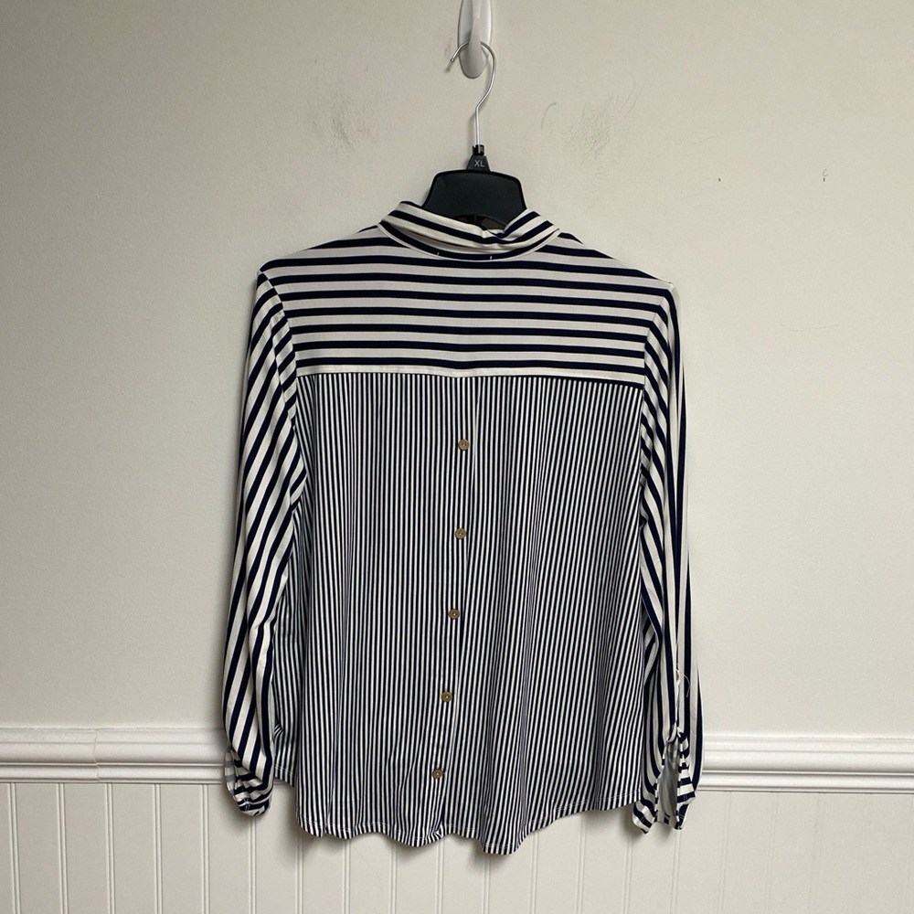 Above and Beyond Women’s Stripe Long Sleeve Front and Back Buttons Size 2 X - Picture 3 of 8